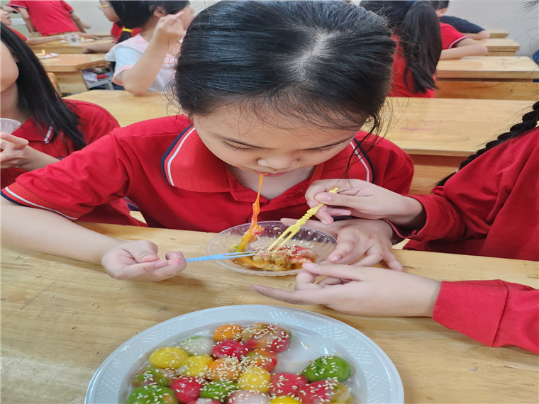 A child eating food with chopsticks

Description automatically generated