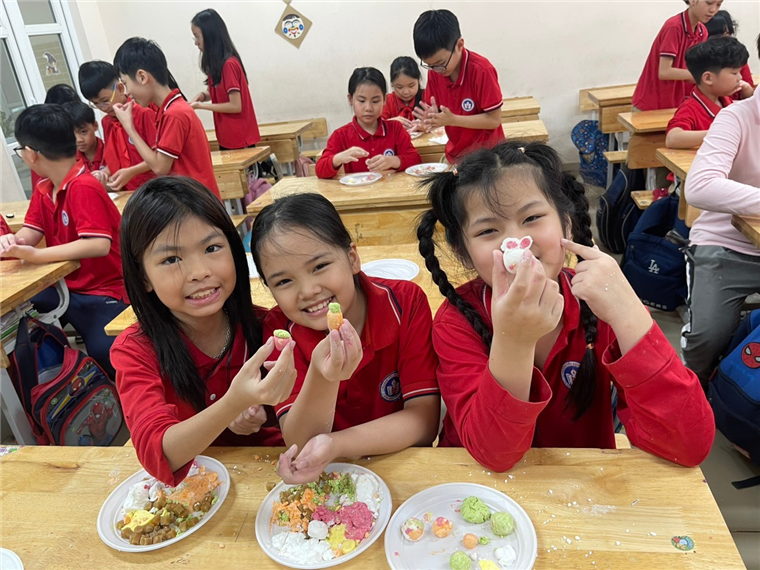 A group of children in a classroom eating food

Description automatically generated