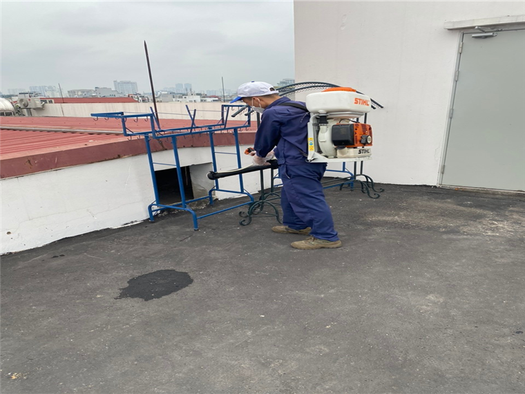 A person using a machine on a roof

Description automatically generated